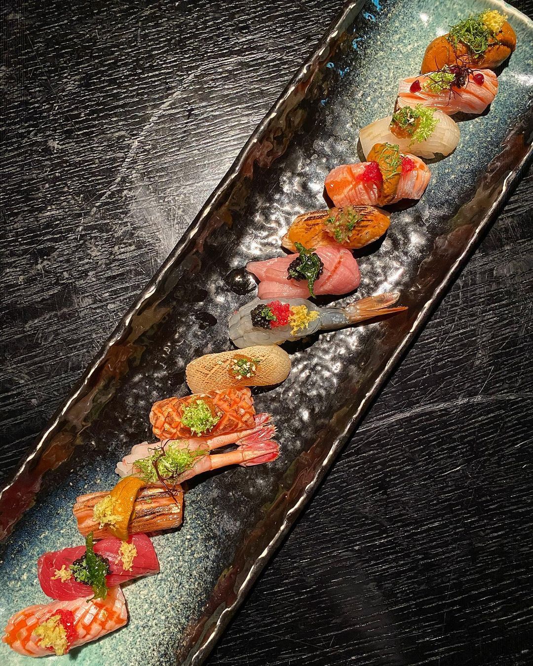 Nhà hàng Omakase phục vụ chủ yếu sushi và sashimi.