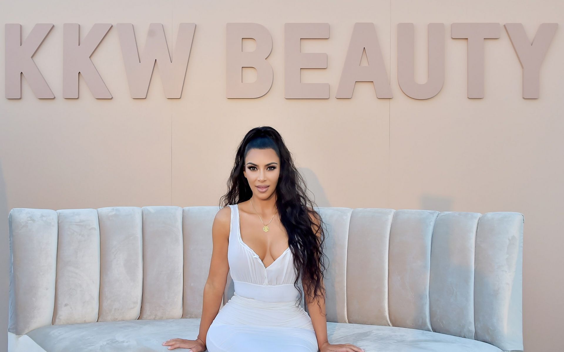 Kim Kardashian West công bố “tương lai” cho KKW Beauty