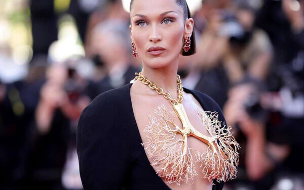 Cận cảnh chiếc vòng cổ che ngực trần của siêu mẫu Bella Hadid tại Cannes