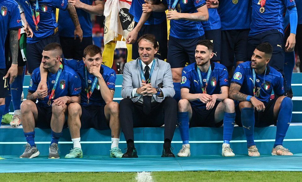 Bóc giá chiếc đồng hồ mang tên HLV trưởng tuyển Italia Roberto Mancini-4