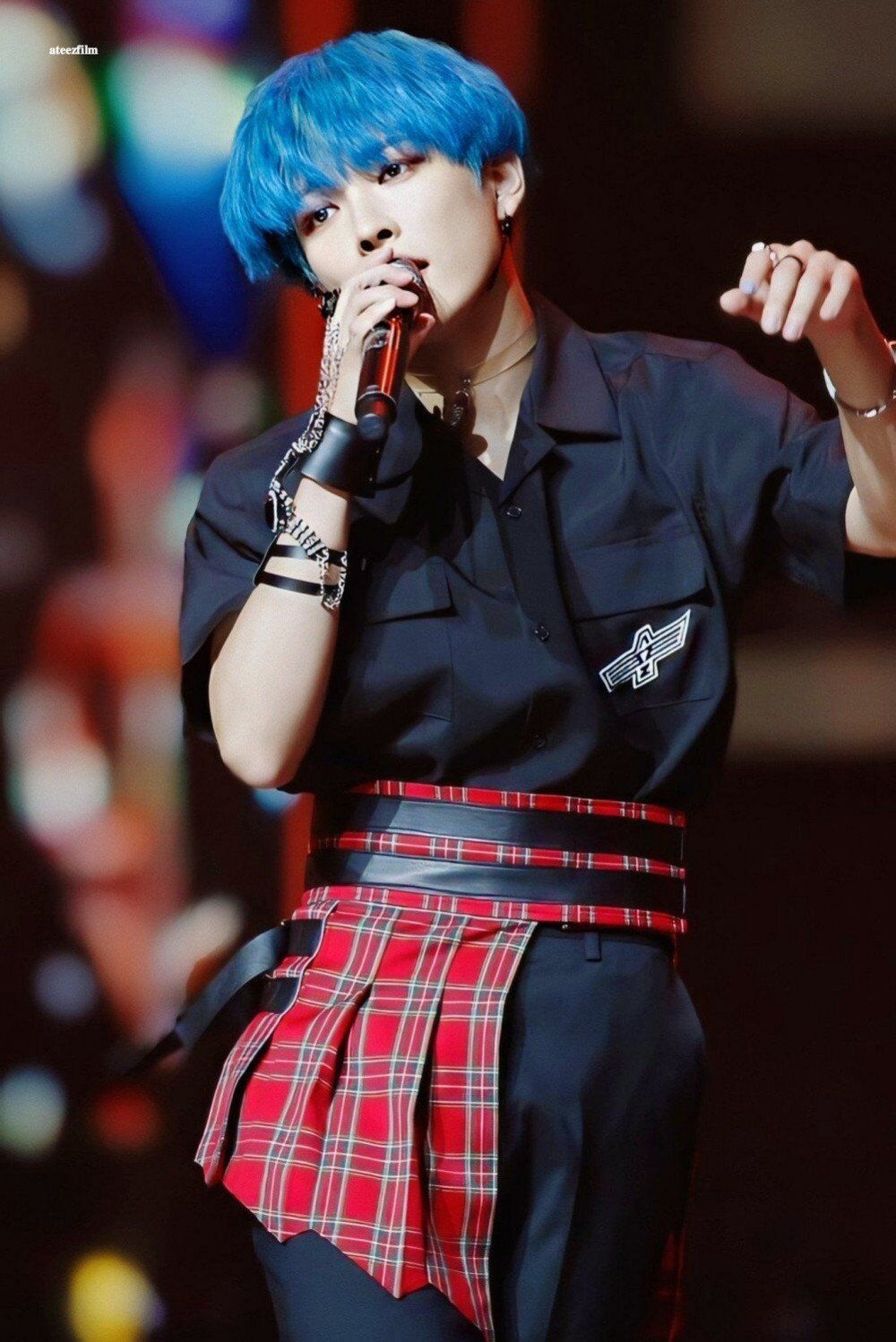 Những nam thần K-pop tự tin khoe cá tính khi mặc váy-2