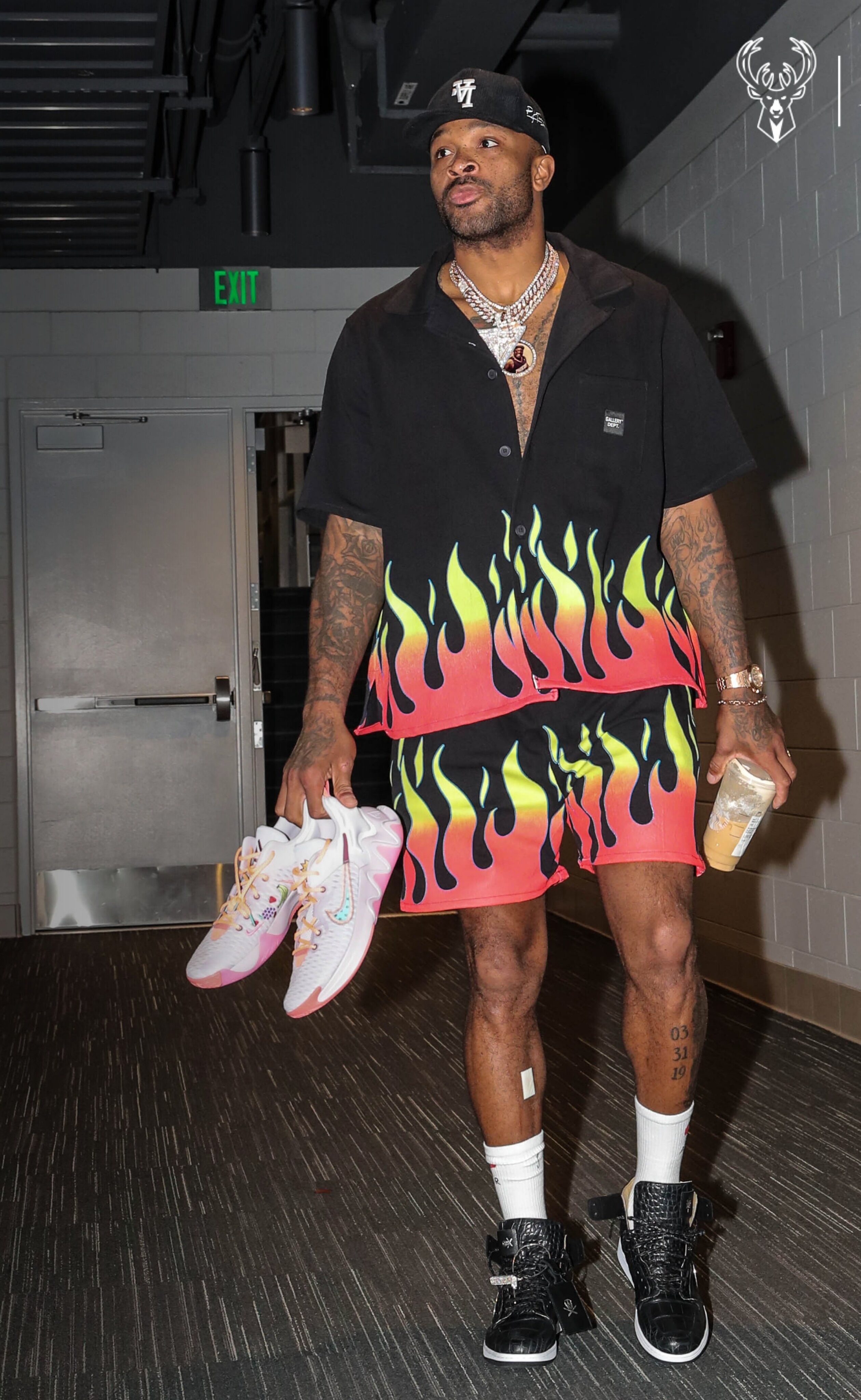 PJ Tucker chơi lớn khi diện mẫu giày Nike Air Jordan 1 nạm kim cương-2
