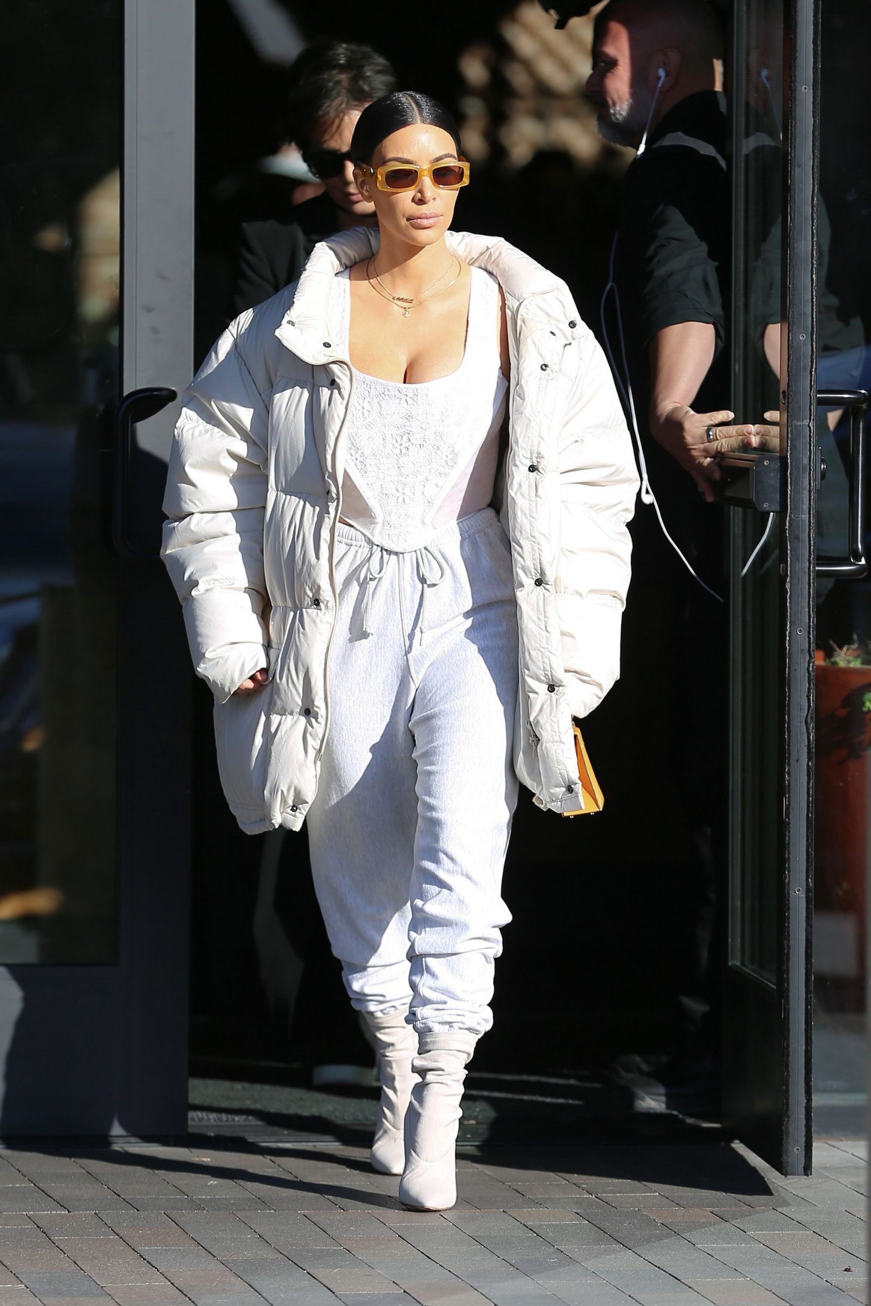Ghim ngay mẹo mix & match quần jogger “chất như nước cất” từ chị em nhà Kardashian-7