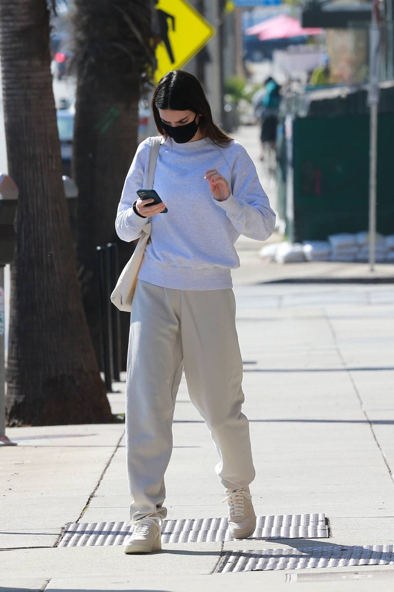 Ghim ngay mẹo mix & match quần jogger “chất như nước cất” từ chị em nhà Kardashian-4
