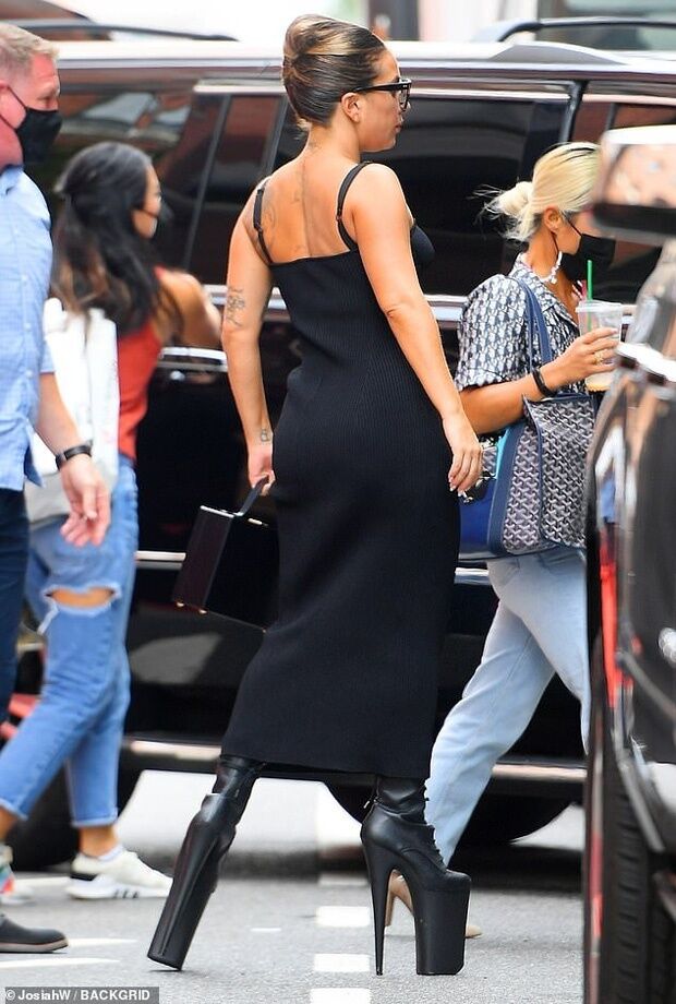 Lady Gaga xuống phố với giày cao gần 30cm-3