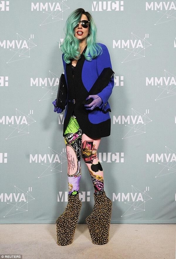 Lady Gaga xuống phố với giày cao gần 30cm-7