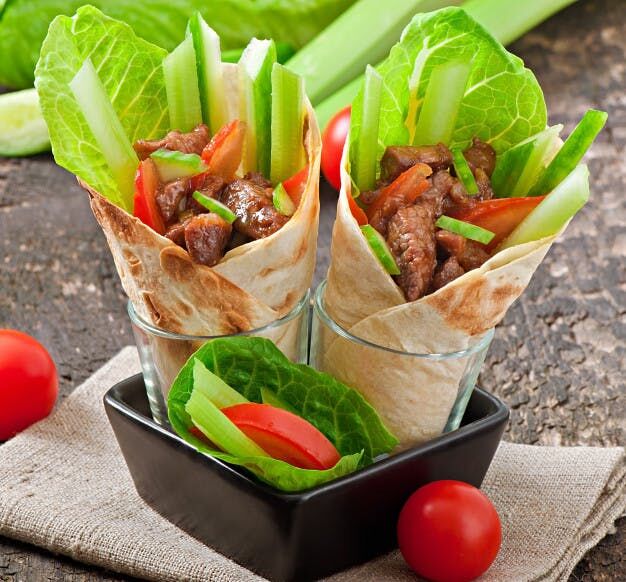 Làm món sandwich giảm cân bằng cách cuộn xà lách romaine (rau diếp) hoặc bánh tortilla