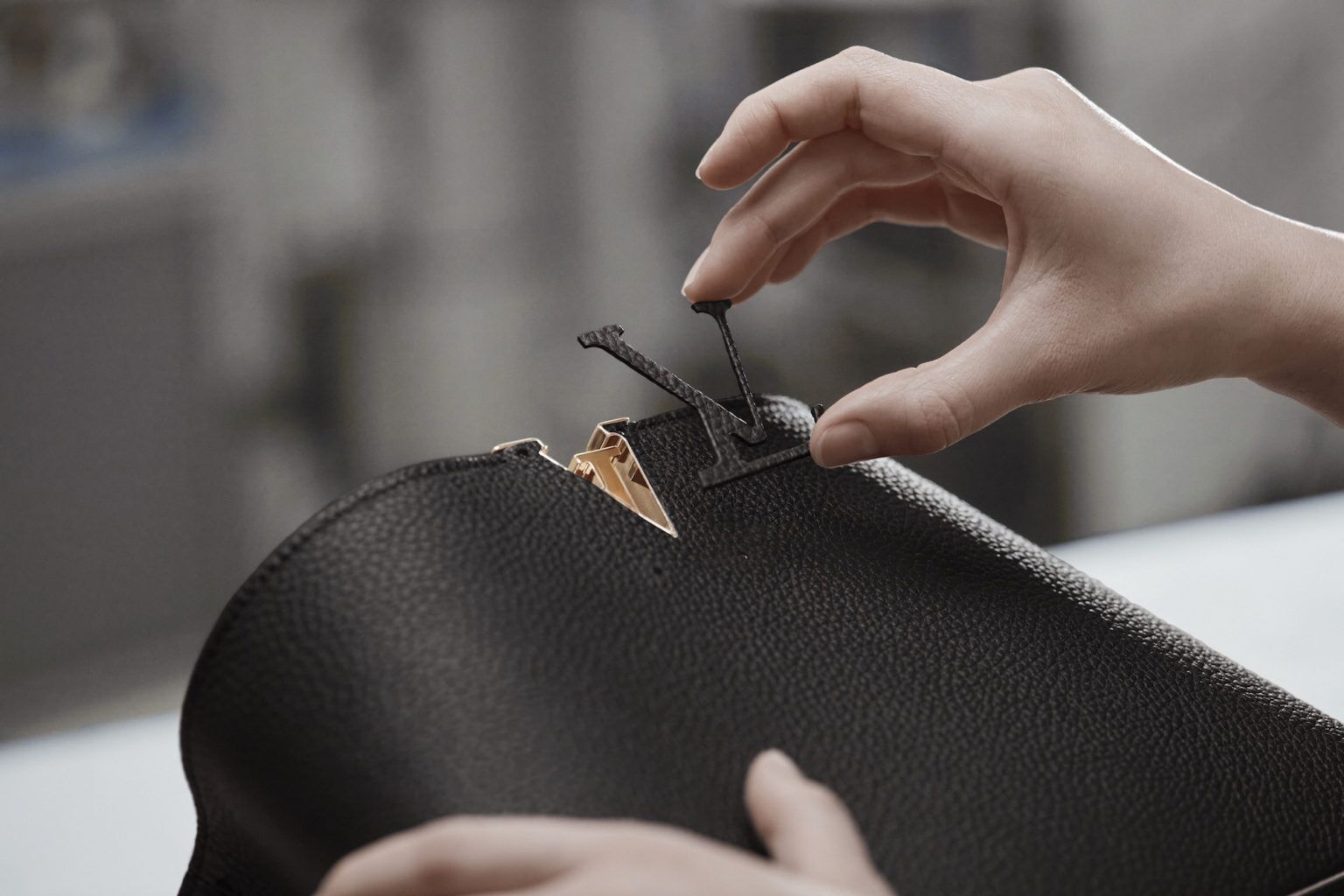 Louis Vuitton Capucines - biểu tượng vượt thời gian của sự nữ tính-2
