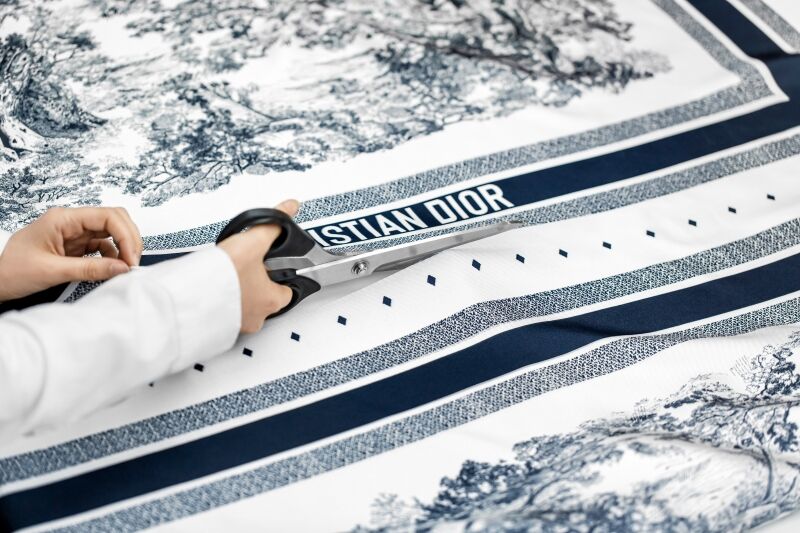 Khăn lụa Dior - Phong cách thời thượng của quý cô sành điệu-7