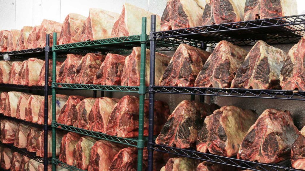 Bò ủ khô Dry-Aged - món ăn ưa thích của giới thượng lưu