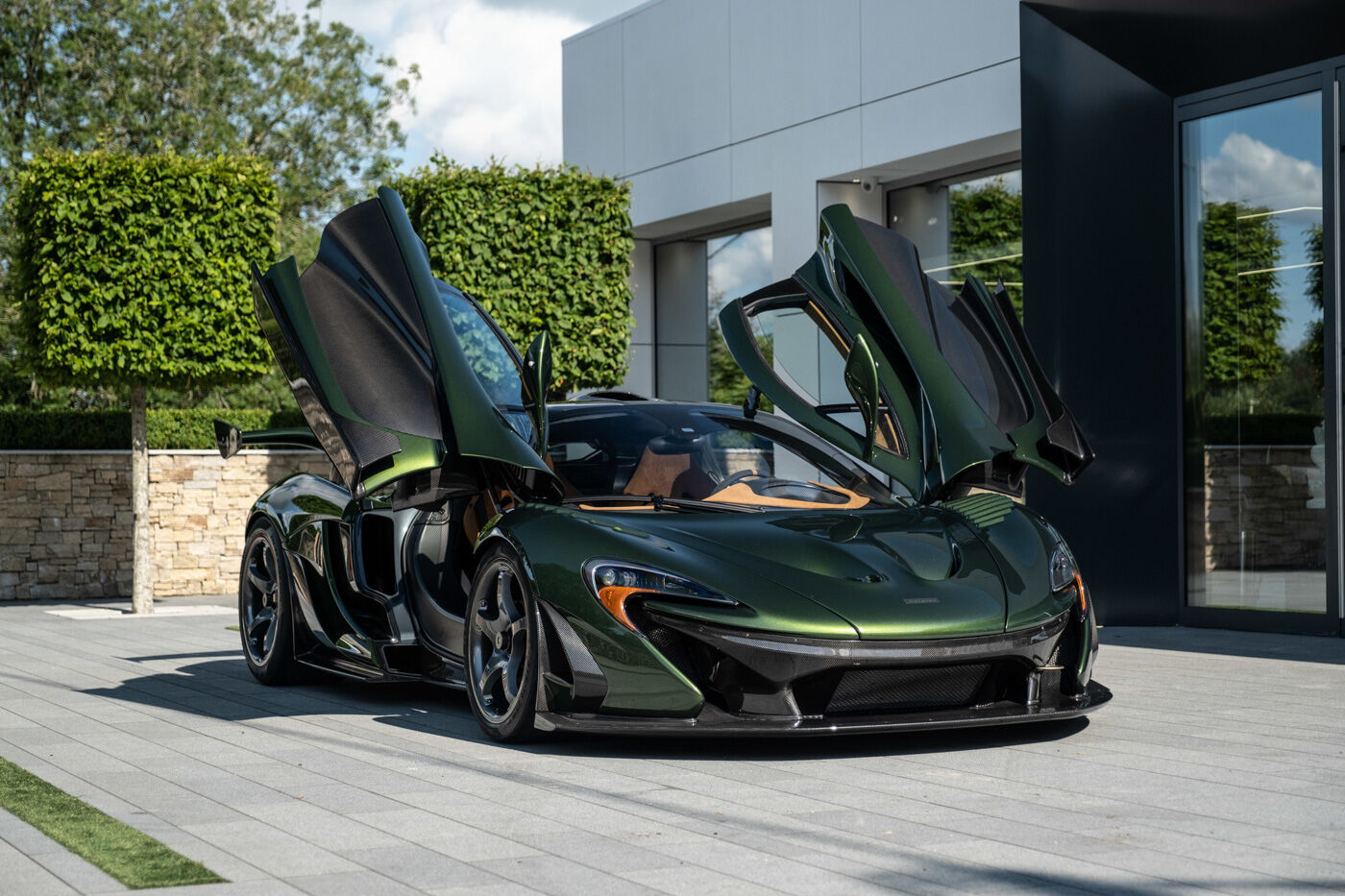 Siêu xe McLaren P1 trở nên “hầm hố” với gói độ xe từ Lanzante