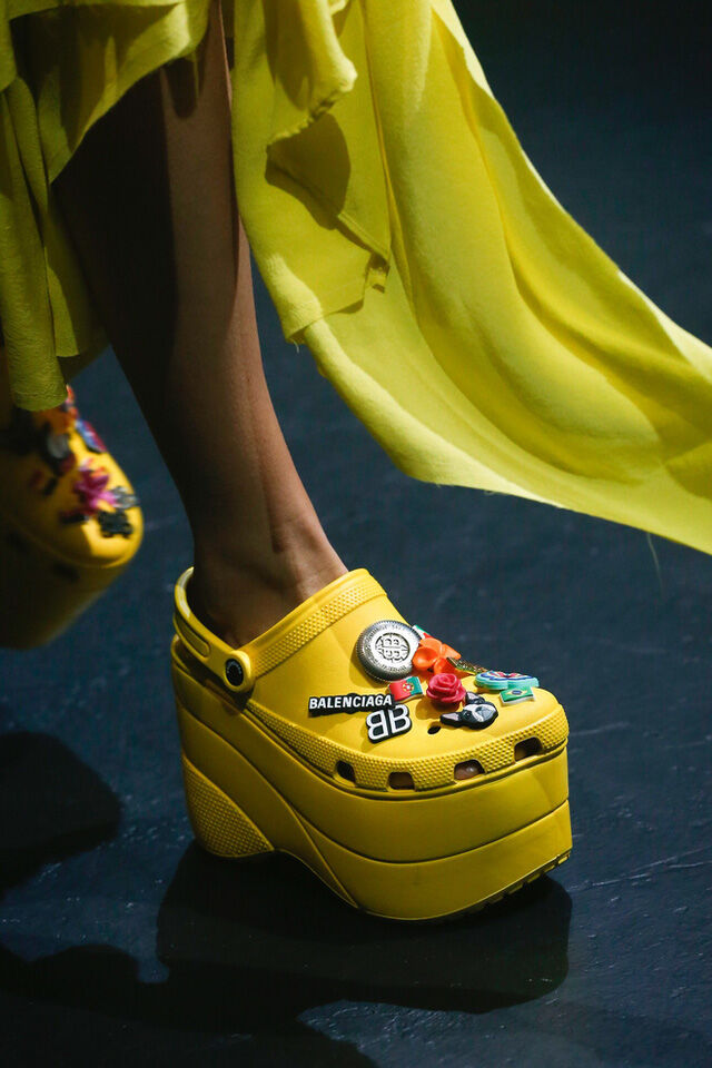 Mẫu giày crocs cao gót mới của Balenciaga bị chê “thảm họa”-2