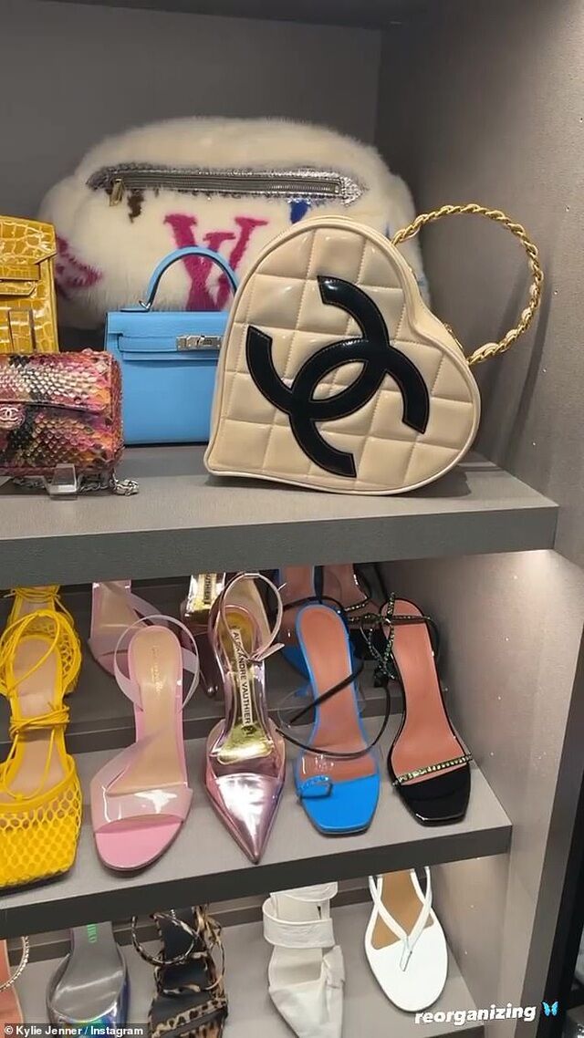 Chiêm ngưỡng tủ đồ hiệu triệu đô của Kylie Jenner-3