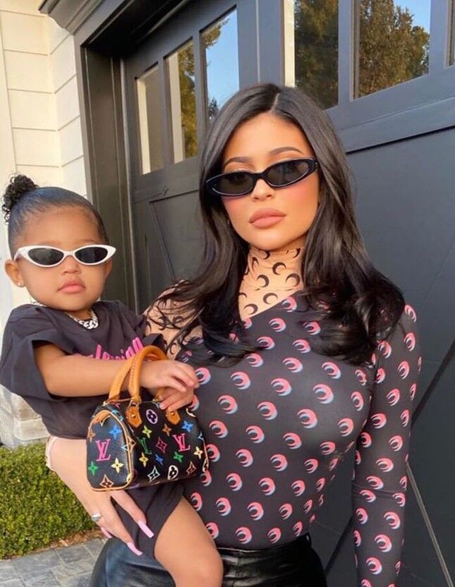 Thời trang chuẩn rich kid của con gái Kylie Jenner-7