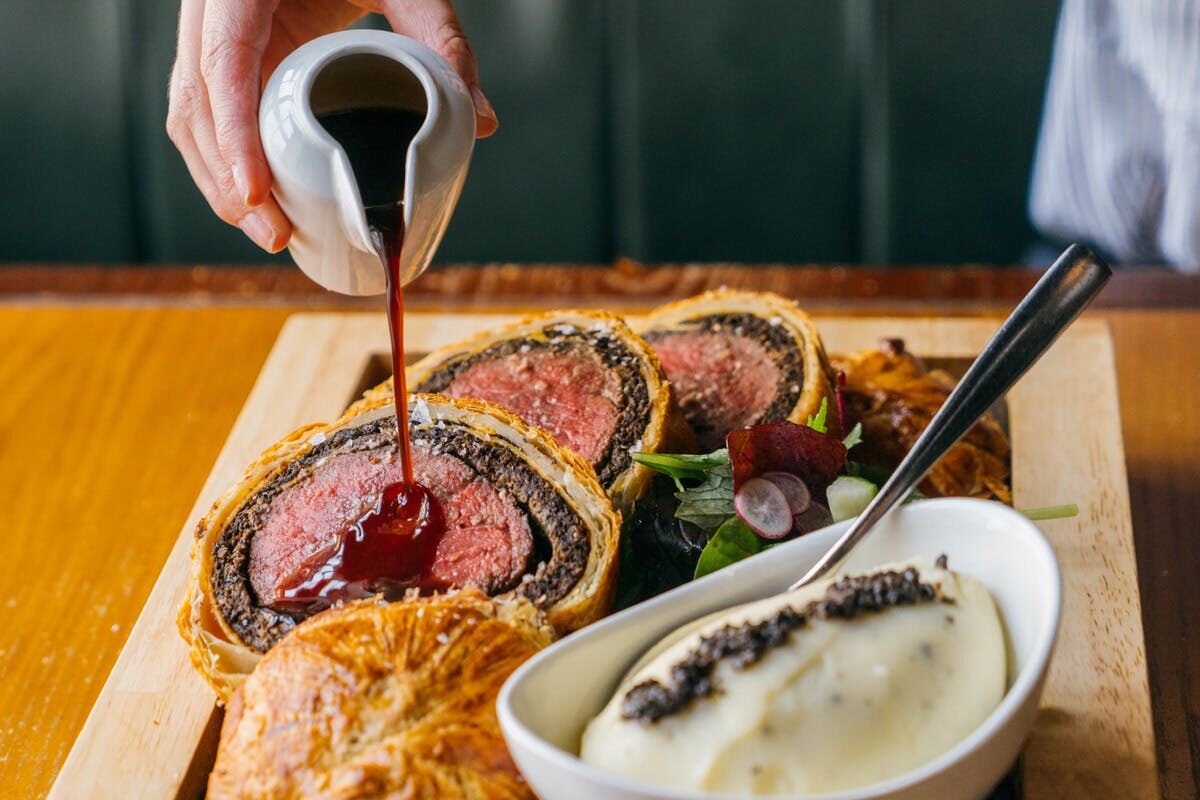 Bò cuộn đút lò Wellington - Vua của các bữa tiệc sang trọng ở Châu Âu-5