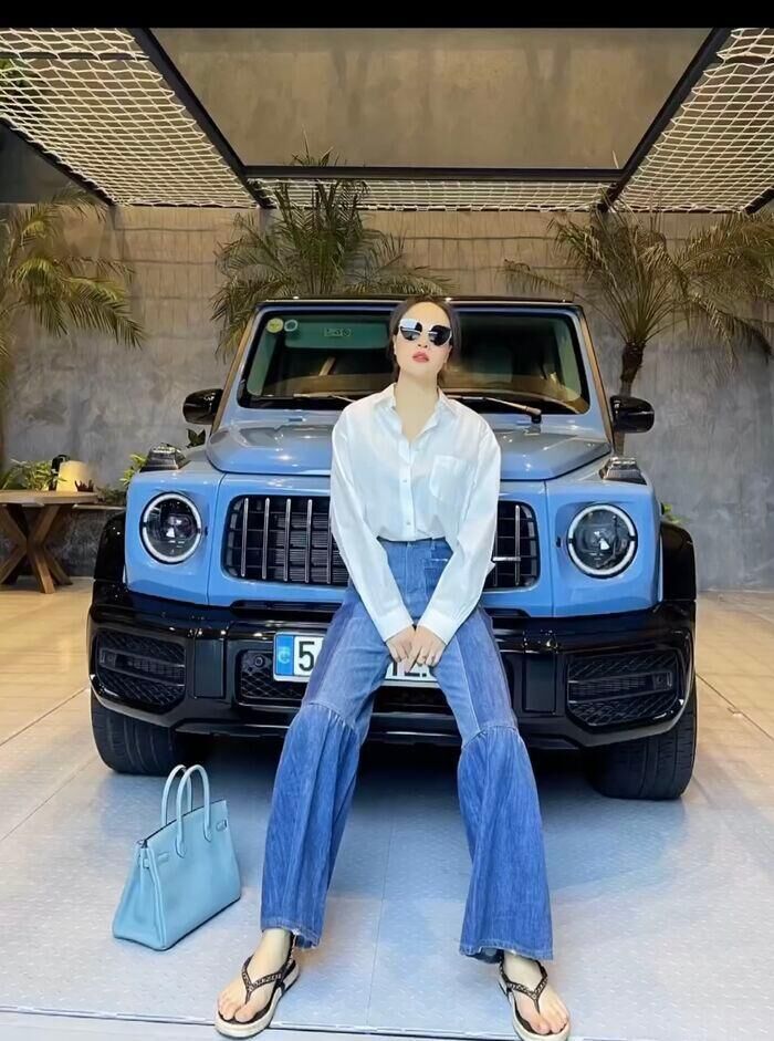 Đàm Thu Trang “bắt trend” lên đồ liên tục 9 bộ, biến hình trước siêu xe 14 tỷ