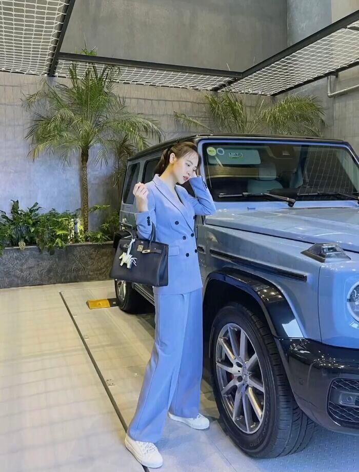 Đàm Thu Trang “bắt trend” lên đồ liên tục 9 bộ, biến hình trước siêu xe 14 tỷ-2