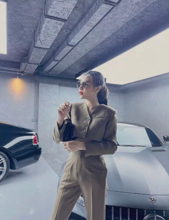 Đàm Thu Trang “bắt trend” lên đồ liên tục 9 bộ, biến hình trước siêu xe 14 tỷ-4