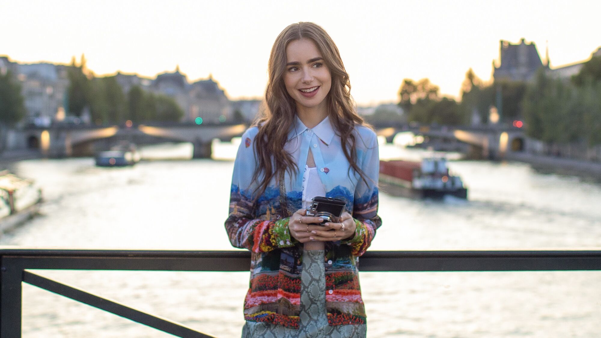 Emily In Paris mùa 2 - Cuộc sống chân thật hơn của cô nàng Emily tại Kinh đô thời trang-3