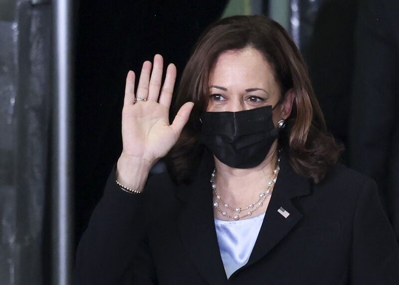 Phó tổng thống Mỹ Kamala Harris chuộng trang sức ngọc trai-7