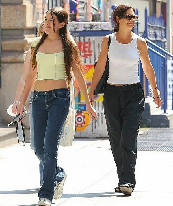Con gái Tom Cruise ưa chuộng thời trang crop top