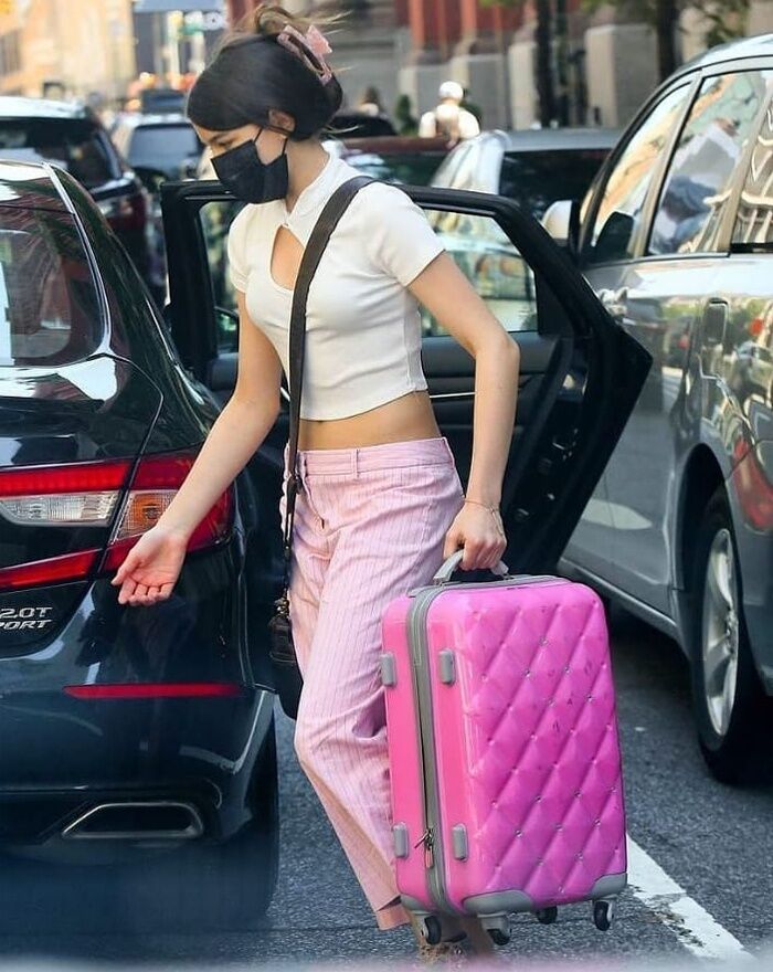 Con gái Tom Cruise ưa chuộng thời trang crop top-4
