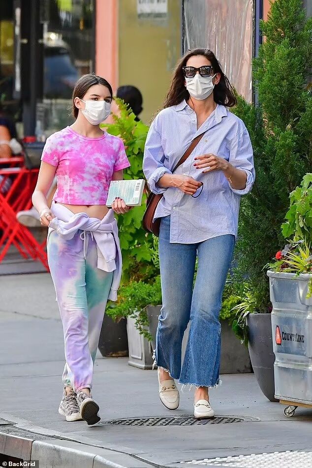 Con gái Tom Cruise ưa chuộng thời trang crop top-5