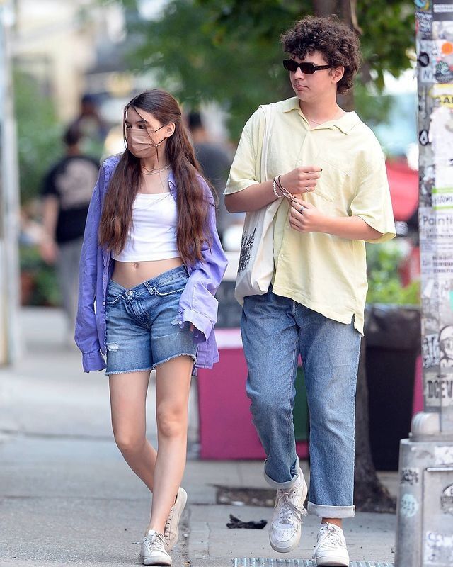 Con gái Tom Cruise ưa chuộng thời trang crop top-3