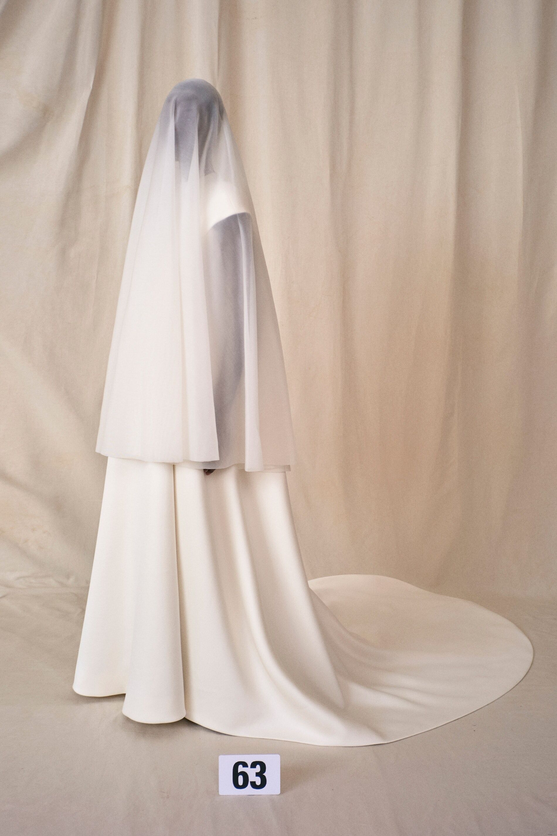 Kim diện Balenciaga Couture Thu Đông 2021 trong show của chồng cũ-3