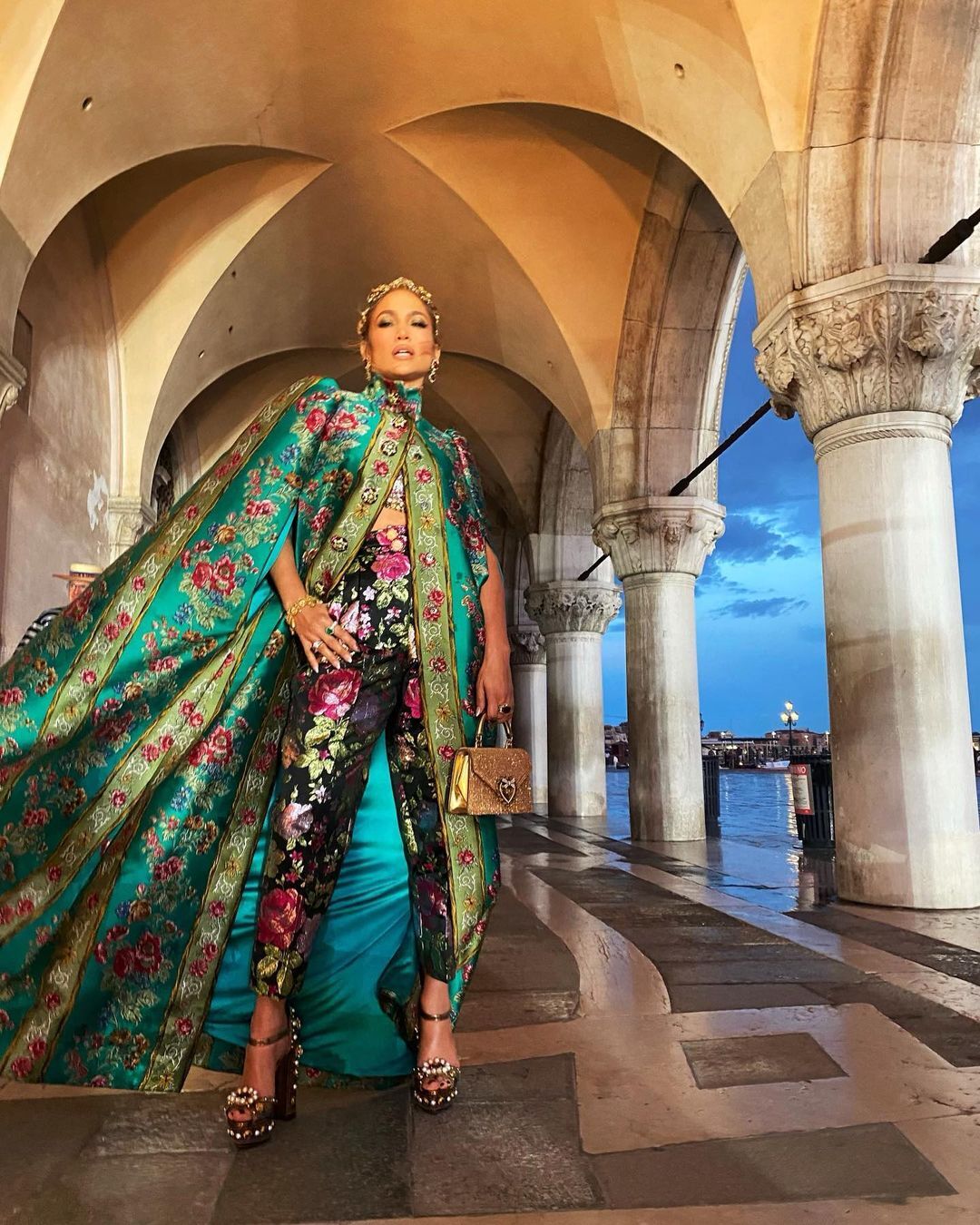 Jennifer Lopez lộng lẫy như nữ hoàng tại show Dolce & Gabbana Alta Moda-6