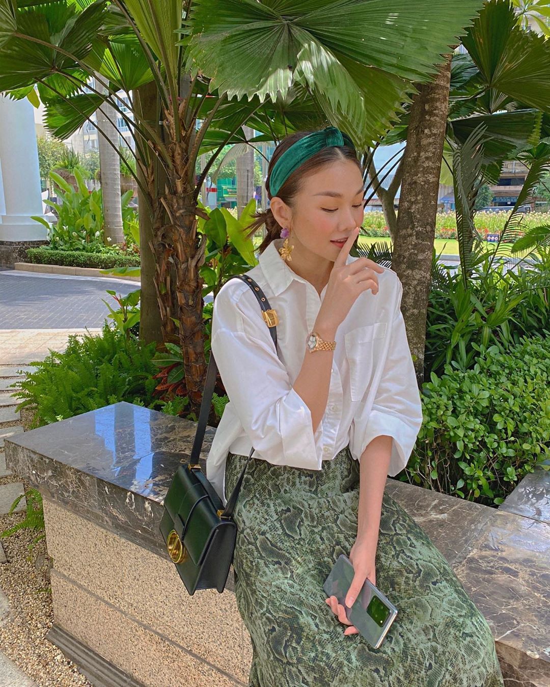 Phối đồ với sơ mi trắng sành điệu như người nổi tiếng-3