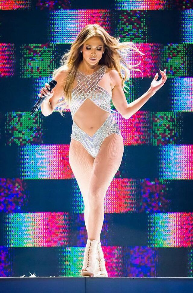 Những bộ cánh thời trang hút mắt của Jennifer Lopez-12