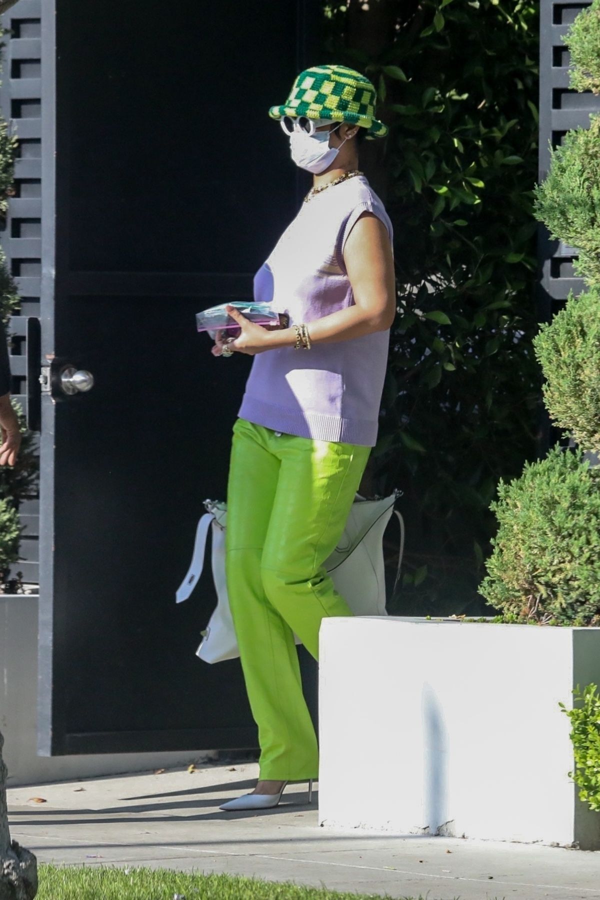 Rihanna và sở thích sưu tầm mũ bucket-7