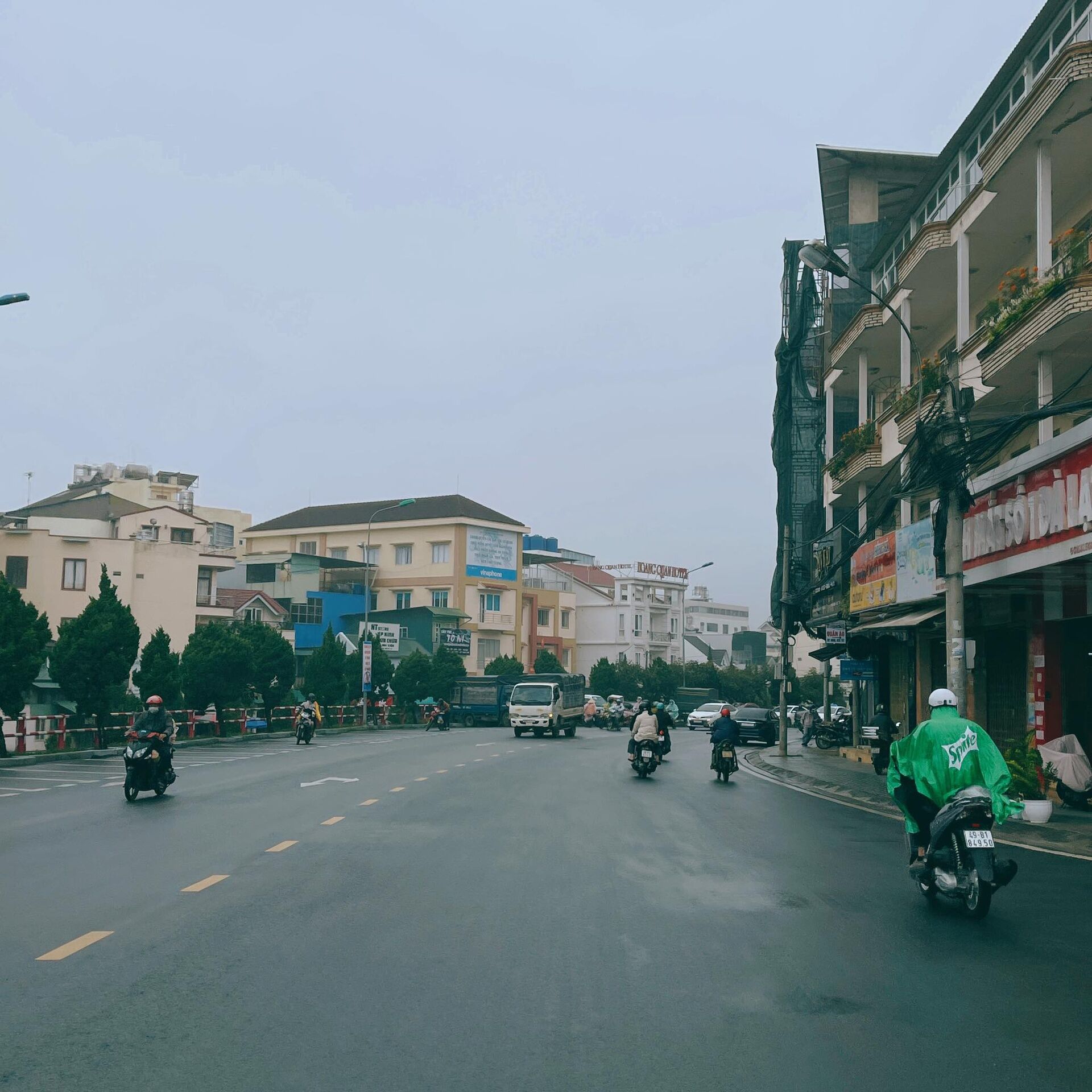 Người Đà Lạt ra đường uống cà phê, ăn sáng từ 5h30 - 2