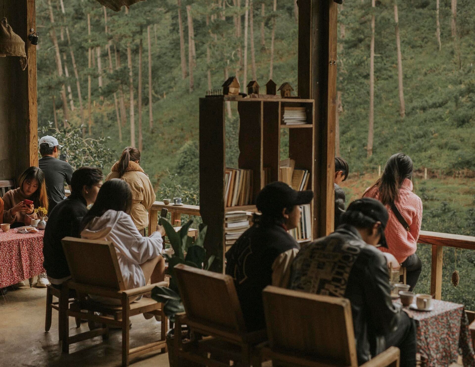 Người Đà Lạt ra đường uống cà phê, ăn sáng từ 5h30 - 8