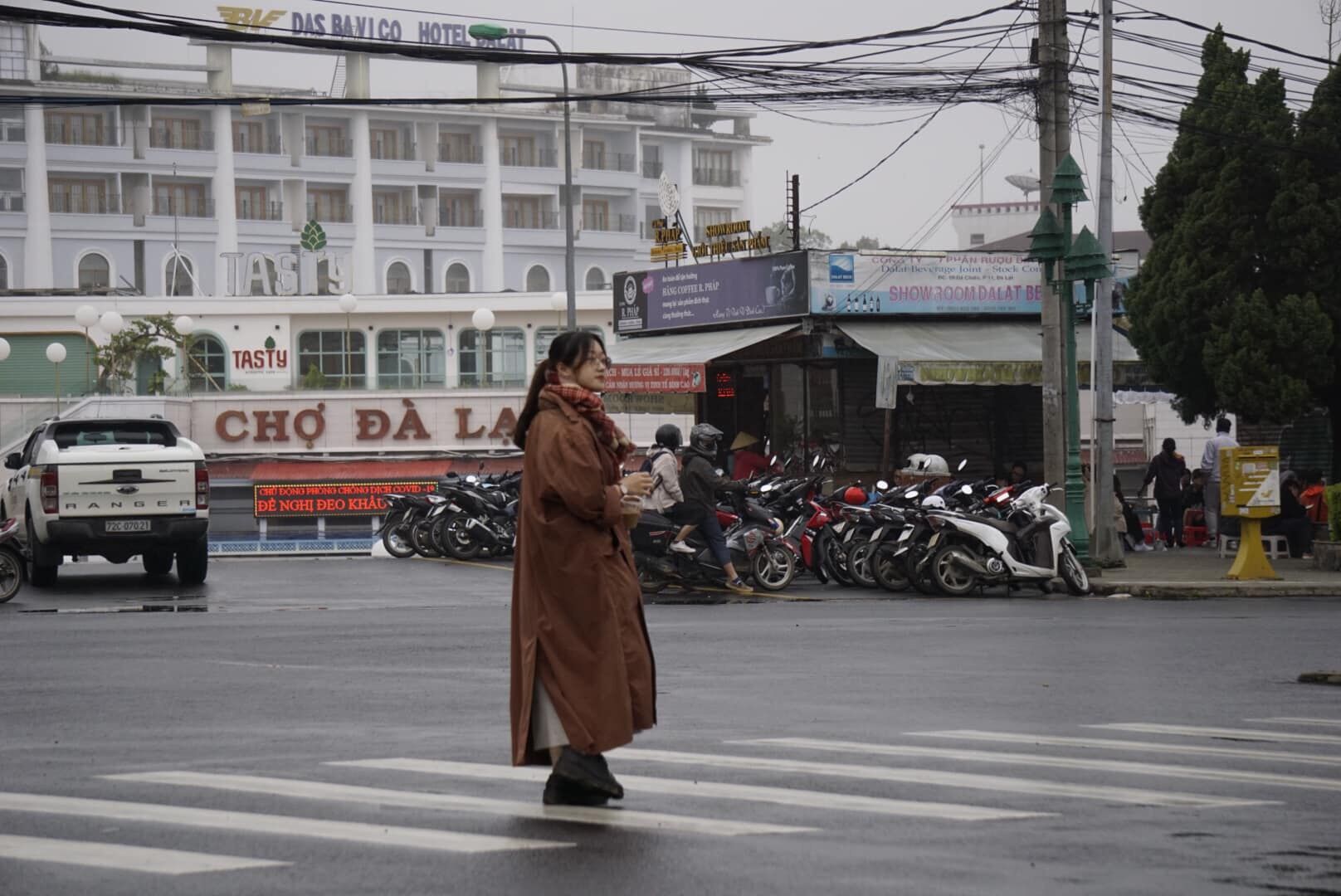 Người Đà Lạt ra đường uống cà phê, ăn sáng từ 5h30 - 11
