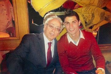 Nhà hàng yêu thích của Ronaldo và các huyền thoại MU - 1