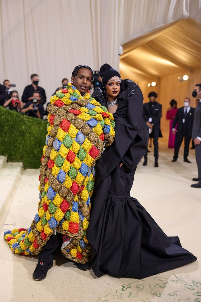 2 thiết kế “độc - dị” của nhà mốt Balenciaga trên thảm đỏ Met Gala-2