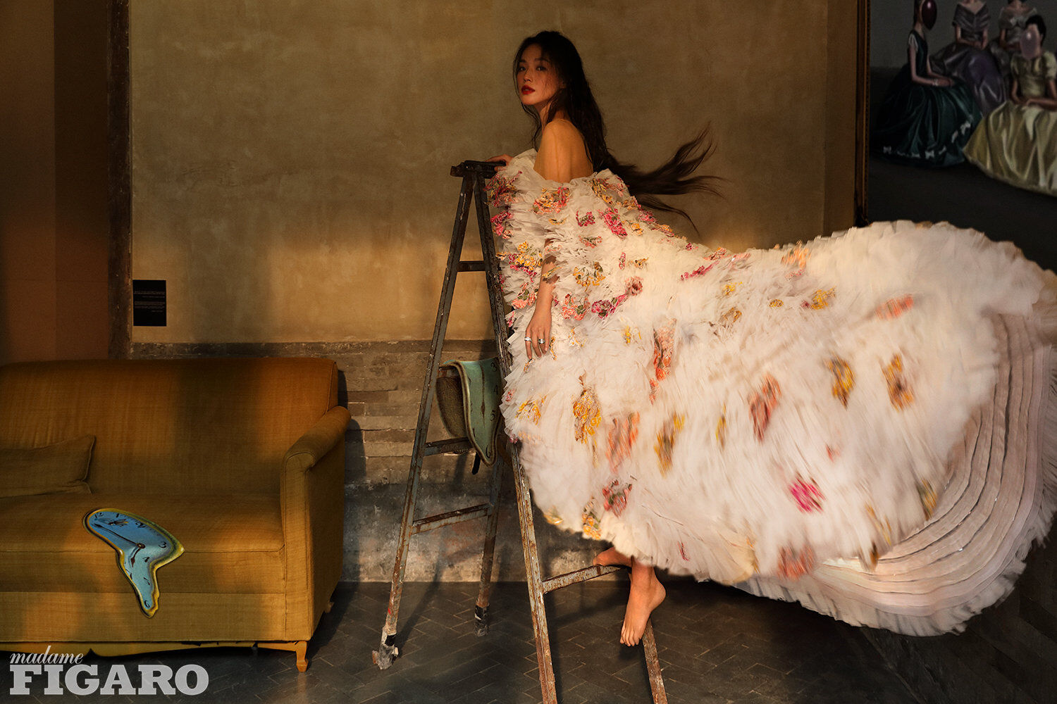 Diện tới 4/5 thiết kế Haute Couture cho lần lên bìa số Kim Cửu, mỹ nhân Cbiz này hẳn là muốn đàn em hít khói? - Ảnh 1.