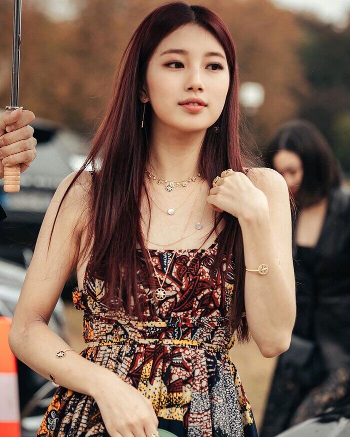 Suzy khoe diện mạo xinh đẹp khi diện quà tặng từ Dior - Mùa đông đến rồi-7