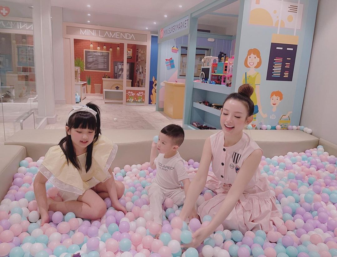 Huyền Baby khoe ảnh chơi Trung thu tại gia, để lộ góc đặc biệt trong lâu đài trăm tỷ ở Quận 1 - Ảnh 1.