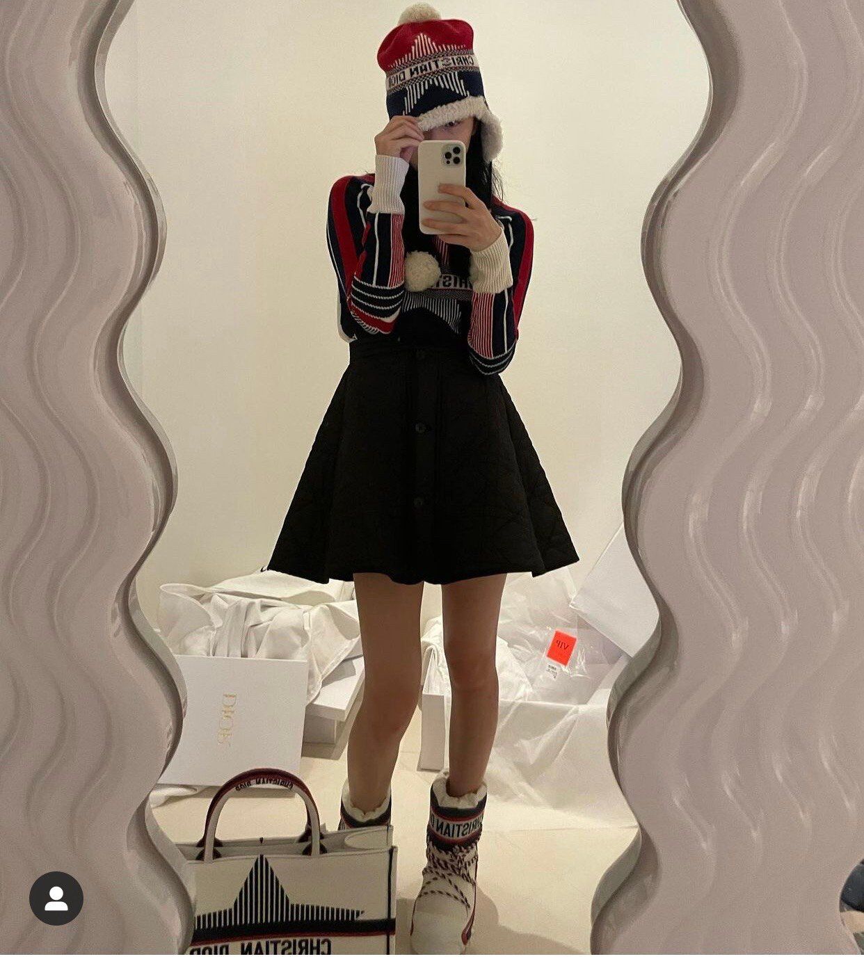 Suzy khoe diện mạo xinh đẹp khi diện quà tặng từ Dior - Mùa đông đến rồi-3