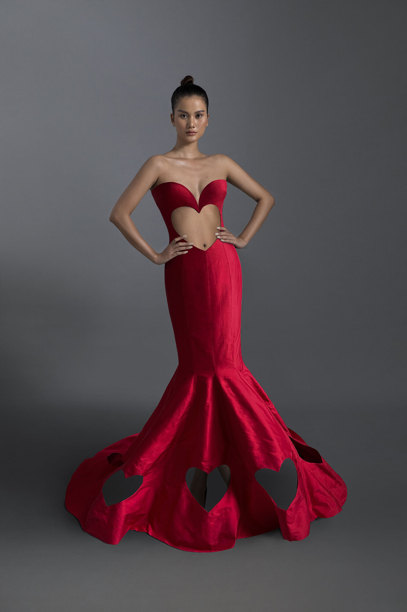 BST mới của NTK Trần Hùng gây ấn tượng tại London Fashion Week
