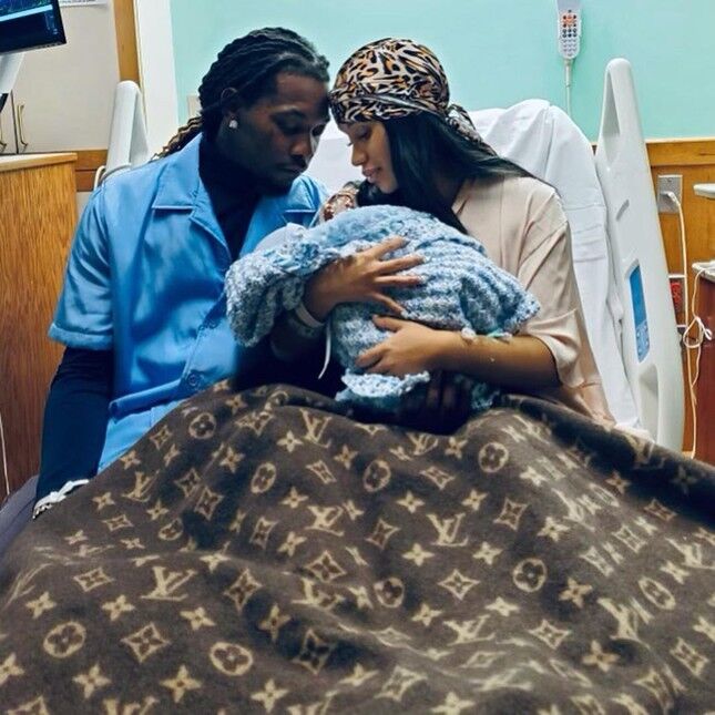 Cardi B diện đầm ôm sát, khoe dáng thon gọn sau sinh-8