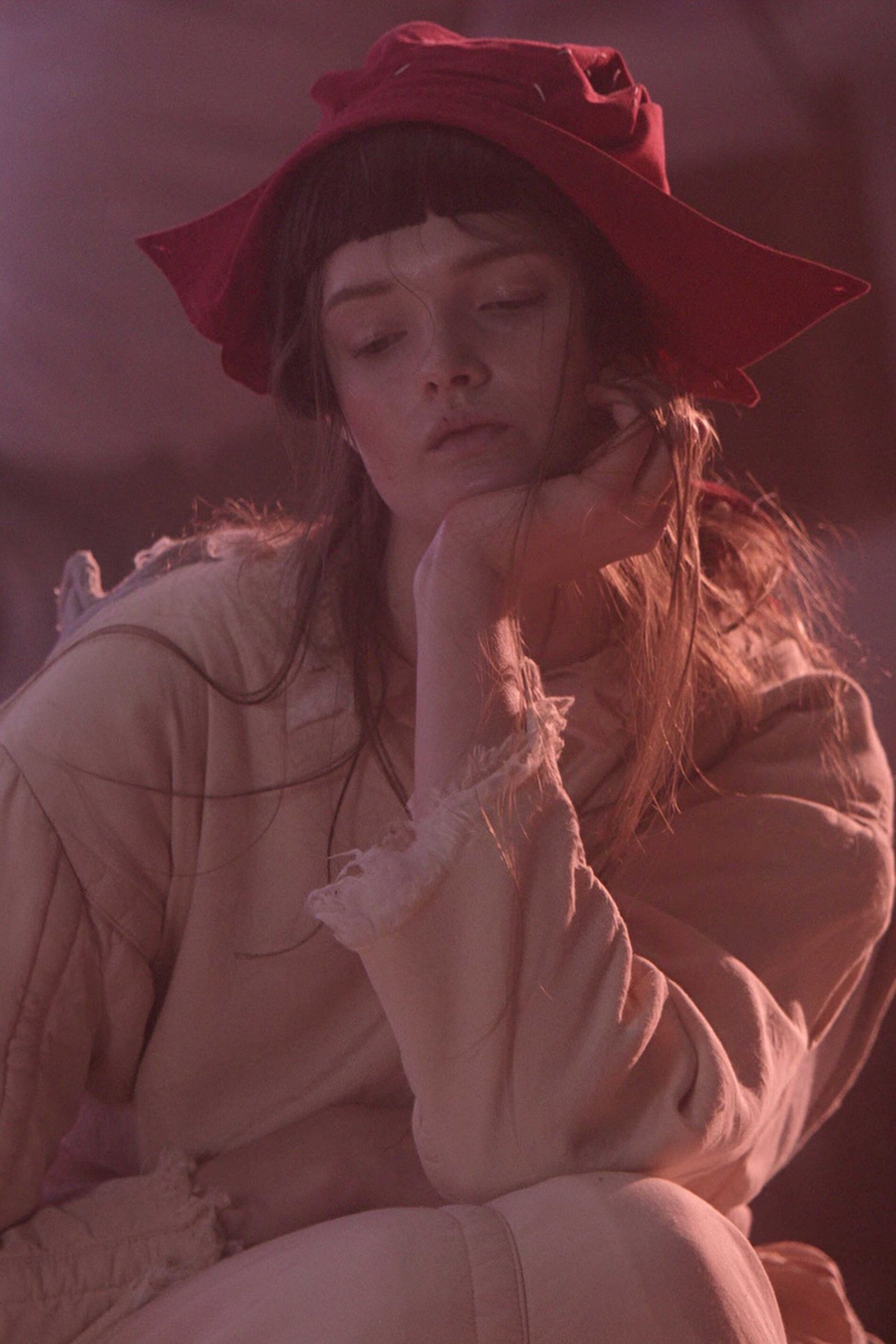Maison Margiela giới thiệu BST mới qua phim kinh dị A Folk Horror Tale-3