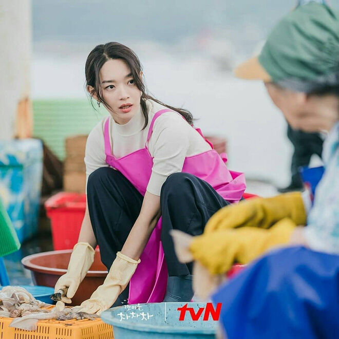 Nha sĩ Shin Min Ah ở quê thì mộc mạc là thế, lên Seoul cái là đổi màu son nhìn &quot;chất&quot; ghê - Ảnh 1.