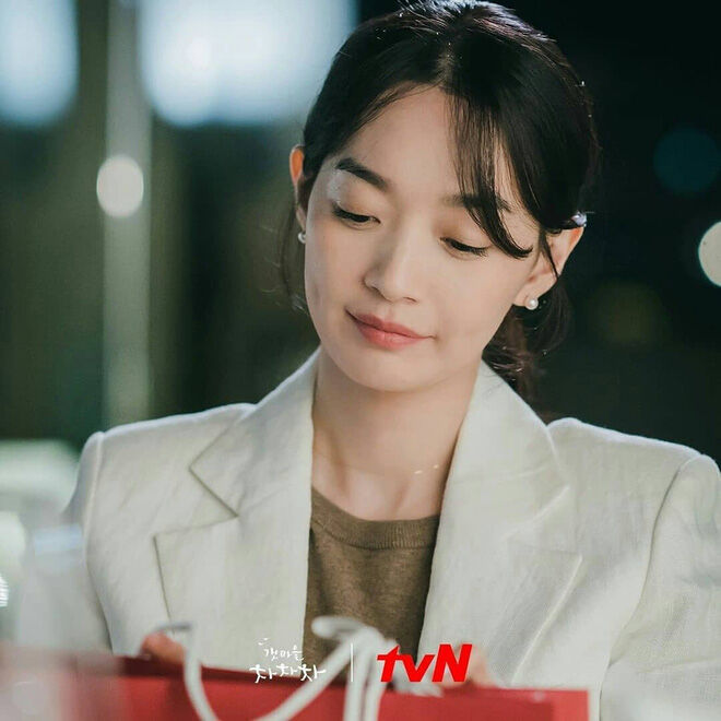 Nha sĩ Shin Min Ah ở quê thì mộc mạc là thế, lên Seoul cái là đổi màu son nhìn &quot;chất&quot; ghê - Ảnh 1.