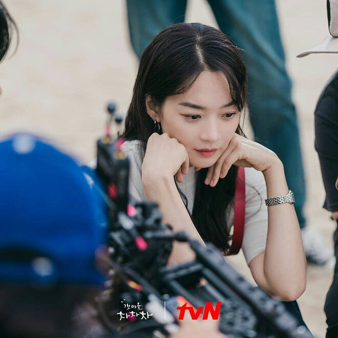 Nha sĩ Shin Min Ah ở quê thì mộc mạc là thế, lên Seoul cái là đổi màu son nhìn &quot;chất&quot; ghê - Ảnh 1.