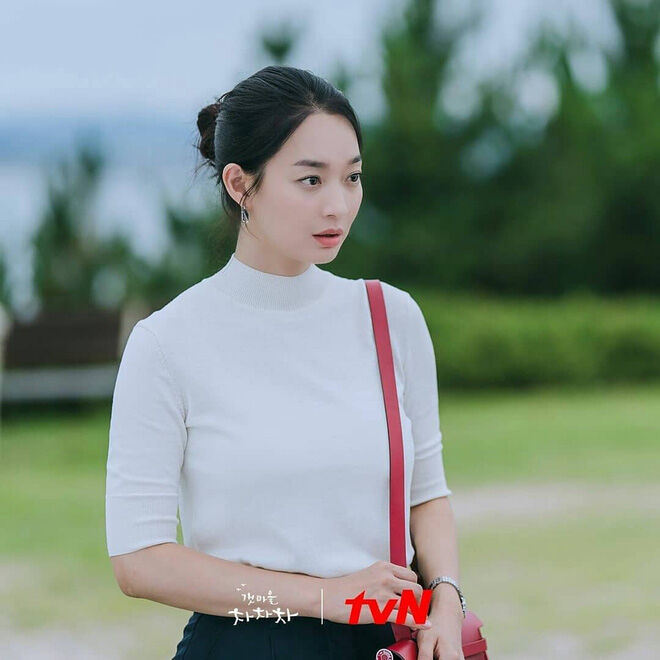 Nha sĩ Shin Min Ah ở quê thì mộc mạc là thế, lên Seoul cái là đổi màu son nhìn &quot;chất&quot; ghê - Ảnh 1.