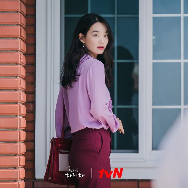 Nha sĩ Shin Min Ah ở quê thì mộc mạc là thế, lên Seoul cái là đổi màu son nhìn "chất" ghê - Ảnh 5.